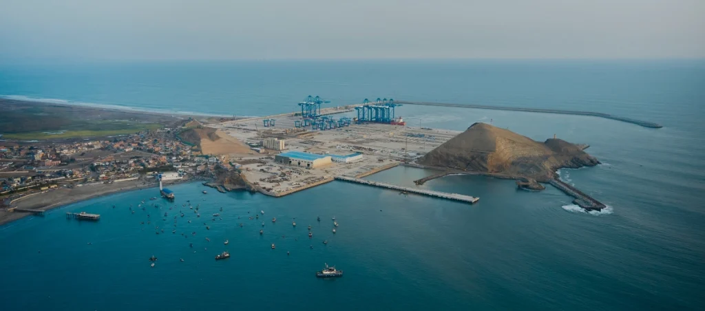 Puerto de Chancay vista aérea 2025 inversión inmobiliaria Perú