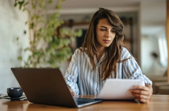 preocupado-contrato-dudoso