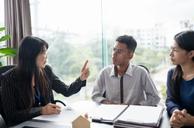 asesor-explicando-clientes-contrato